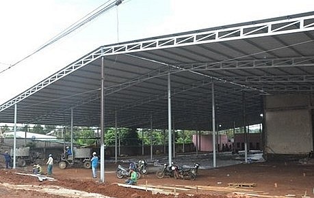 Một kho, vựa thu mua sầu riêng lấn chiếm hành lang giao đường bộ trên Quốc lộ 26, đoạn qua xã Ea Knuếc, huyện Krông Pắc, đã bị xử phạt vi phạm hành chính. Một kho, vựa thu mua sầu riêng lấn chiếm hành lang giao đường bộ trên Quốc lộ 26, đoạn qua xã Ea Knuếc, huyện Krông Pắc, đã bị xử phạt vi phạm hành chính.