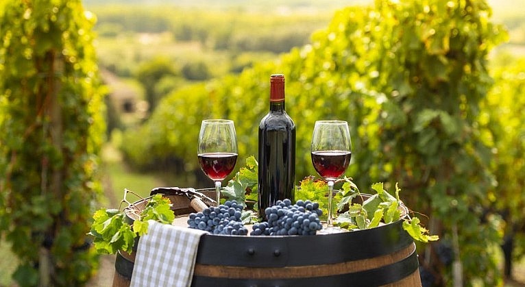 Nước pháp có những thương hiệu vang nổi tiếng thế giới và đang đối mặt với khủng hoảng thừa. Nước pháp có những thương hiệu vang nổi tiếng thế giới và đang đối mặt với khủng hoảng thừa.