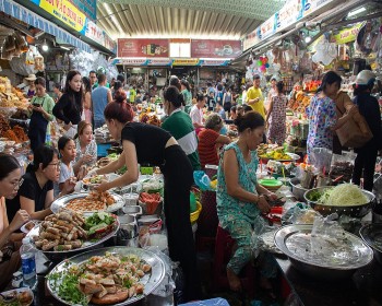 Du khách thích thú khi thưởng thức ẩm thực tại chợ đặc sản xứ Đà Thành