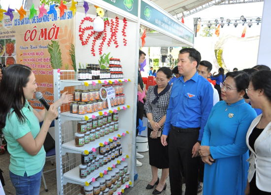 Hơn 40 gian hàng tham gia Hội chợ nông sản thanh niên toàn quốc