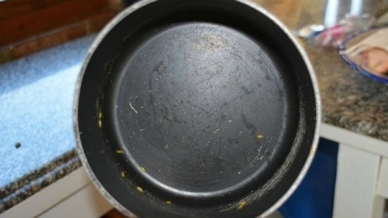 Chảo chống dính giá rẻ và những ẩn hoạ khôn lường