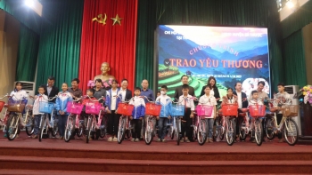 Chi hội Báo chí trung ương tại Thanh Hoá trao quà cho học sinh nghèo huyện Bá Thước