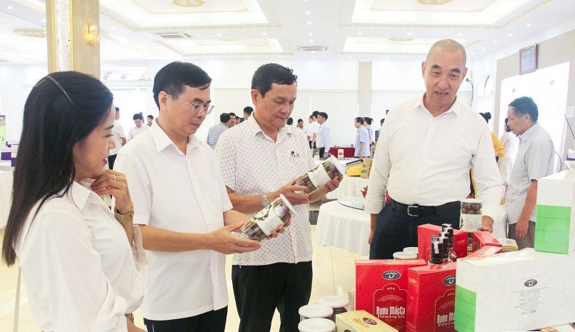 Đại biểu tham quan các sản phẩm mắc ca được công nhận sản phẩm OCOP. Đại biểu tham quan các sản phẩm mắc ca được công nhận sản phẩm OCOP.