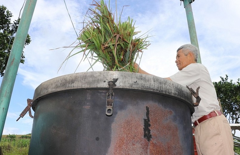 Gia đình ông Trần Văn Hồ đầu tư nồi chưng cất tinh dầu sả để nâng cao thu nhập. Ảnh: N.M Gia đình ông Trần Văn Hồ đầu tư nồi chưng cất tinh dầu sả để nâng cao thu nhập. Ảnh: N.M