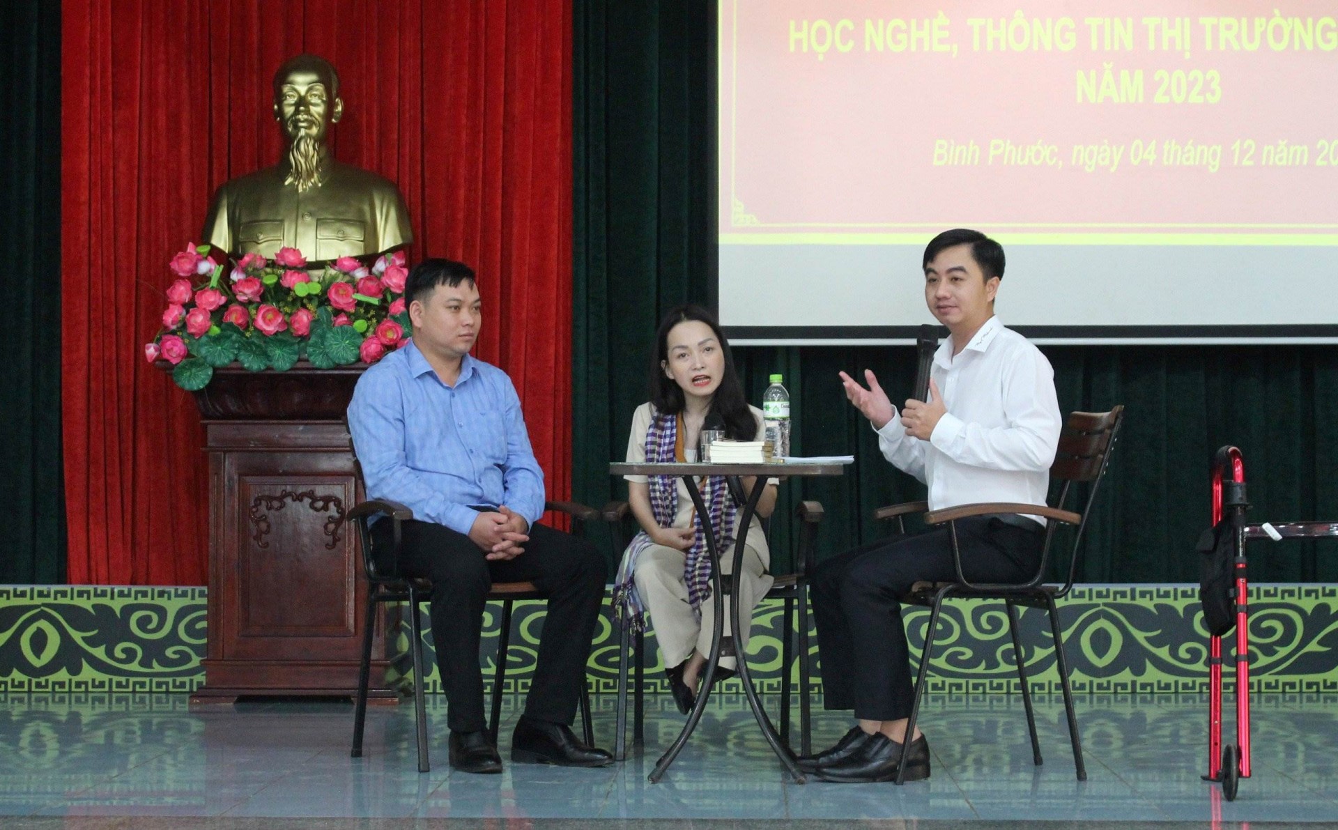 Talkshow chia sẻ giữa ông Lưu Lập Đức - chiến sĩ xuất ngũ lập nghiệp thành công và nhà văn Trần Trà My được dẫn dắt bởi ông Trần Quốc Duy - Giám đốc Trung tâm XTĐT, TM & Du lịch Talkshow chia sẻ giữa ông Lưu Lập Đức - chiến sĩ xuất ngũ lập nghiệp thành công và nhà văn Trần Trà My được dẫn dắt bởi ông Trần Quốc Duy - Giám đốc Trung tâm XTĐT, TM & Du lịch
