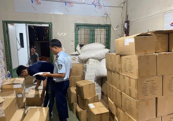 TP.HCM: Tiêu hủy 500kg hàng hóa không đảm bảo an toàn thực phẩm dịp Tết