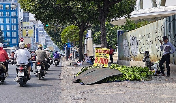 Chuối xuất khẩu đổ ra lề đường. Chuối xuất khẩu đổ ra lề đường.