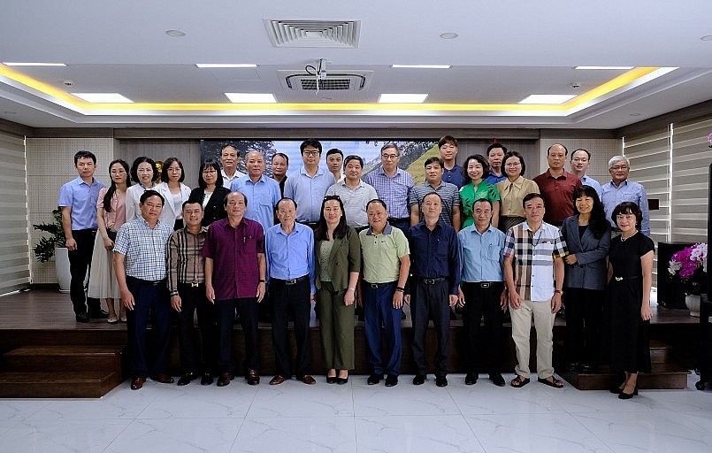 Các đại biểu tham dự Hội nghị chụp ảnh lưu niệm. Các đại biểu tham dự Hội nghị chụp ảnh lưu niệm.