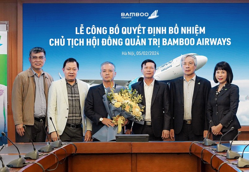 Ông Phan Đình Tuệ (ôm hoa) chính thức trở thành Tân HĐQT Bamboo Airways kể từ ngày 7/2. Ông Phan Đình Tuệ (ôm hoa) chính thức trở thành Tân HĐQT Bamboo Airways kể từ ngày 7/2.