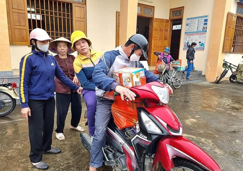 Tạp chí Thương hiệu & Sản phẩm trao quà Tết cho người già neo đơn, tàn tật, chất độc màu da cam Tạp chí Thương hiệu & Sản phẩm trao quà Tết cho người già neo đơn, tàn tật, chất độc màu da cam