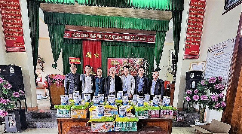 Tạp chí Thương hiệu & Sản phẩm trao quà Tết cho người già neo đơn, tàn tật, chất độc màu da cam Tạp chí Thương hiệu & Sản phẩm trao quà Tết cho người già neo đơn, tàn tật, chất độc màu da cam