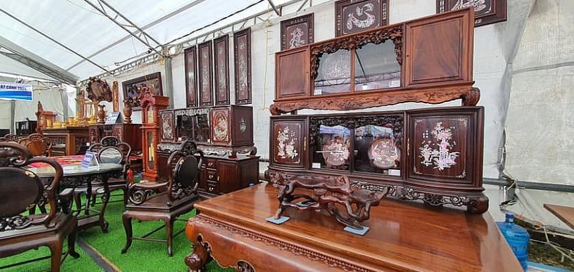 Mãn nhãn với các sản phẩm thủ công mỹ nghệ độc đáo tại Hội chợ triển lãm các sản phẩm làng nghề mộc, sinh vật cảnh xã Canh Nậu, huyện Thạch Thất