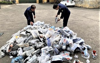 Thu giữ 300 đôi giày giả mạo nhãn hiệu tại Hải Dương