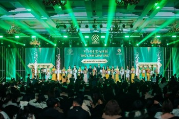 Lurcinn Group - Lễ vinh danh tổng kết chặng đường năm 2023 tại hội nghị da liễu quốc tế cùng 5000 doanh nhân ngành làm đẹp