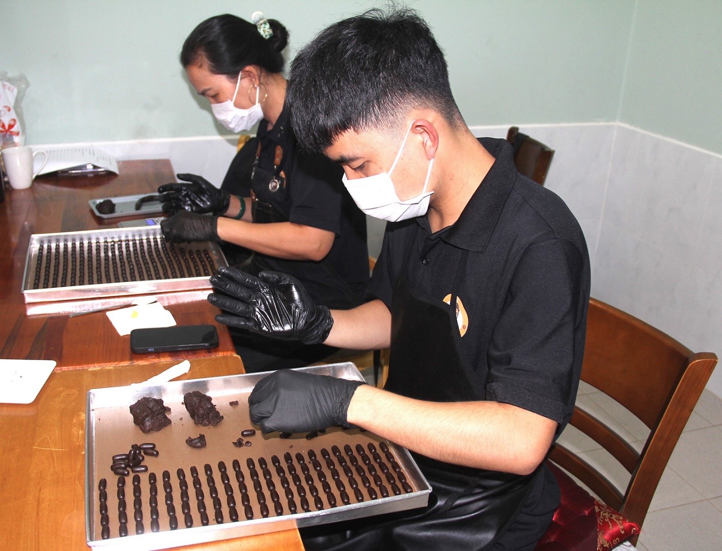 Bánh quy hạt cà phê được làm thủ công rồi đưa vào lò nướng tạo thành sản phẩm.