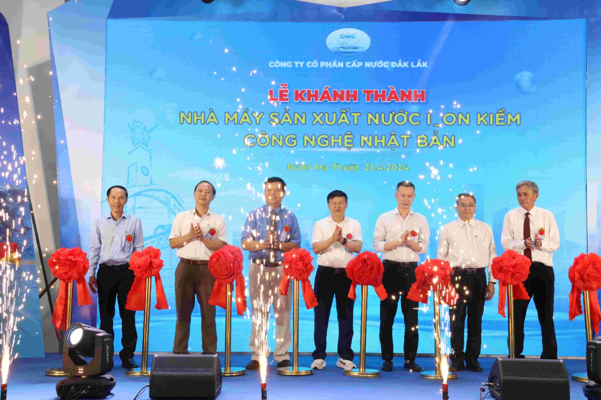 Đại diện lãnh đạo các sở, ngành và Công ty cổ phần Cấp nước Đắk Lắk cắt băng khánh thành. Đại diện lãnh đạo các sở, ngành và Công ty cổ phần Cấp nước Đắk Lắk cắt băng khánh thành.