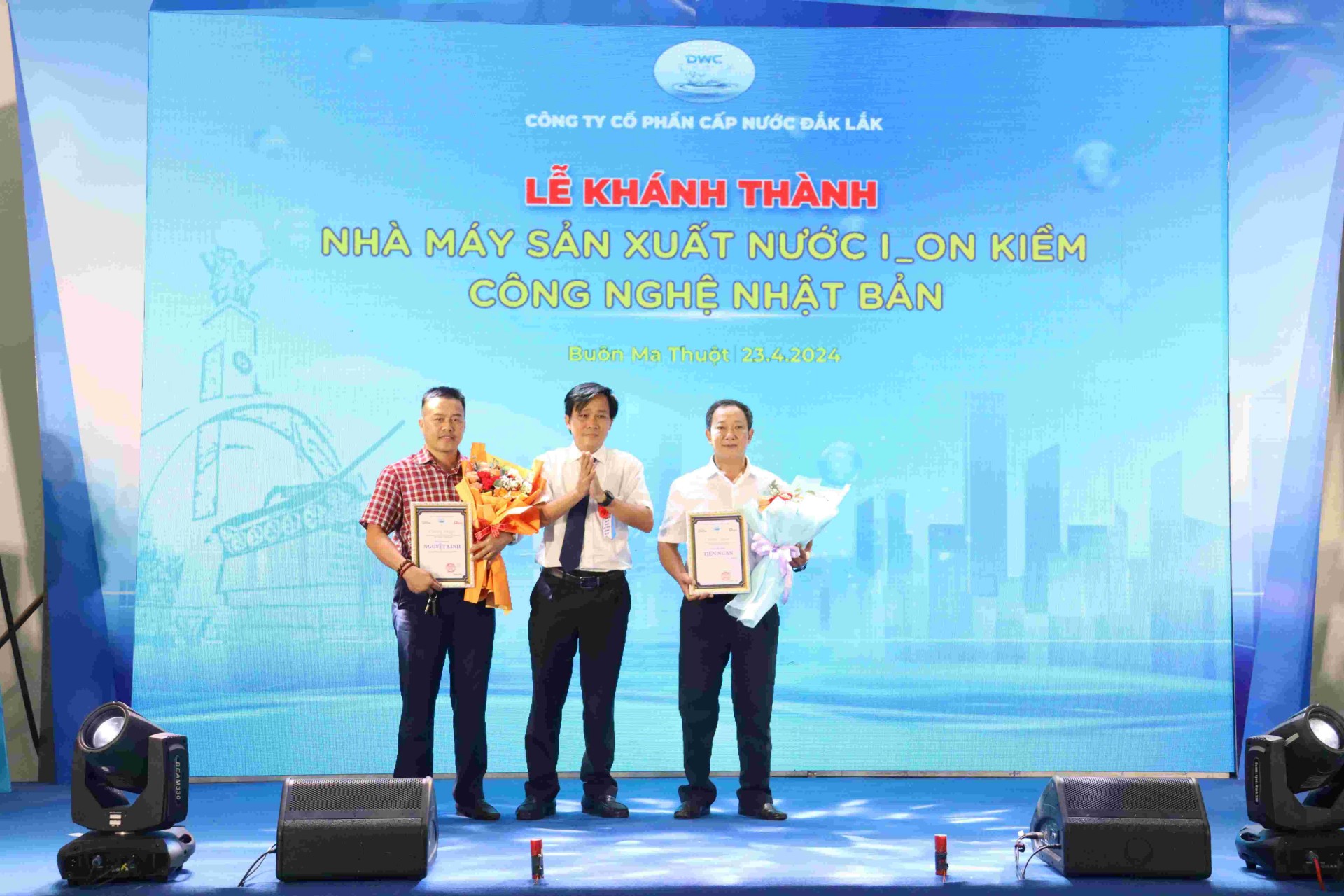 Trao chứng nhận cho nhà phân phối thương hiệu Nước uống I-On kiềm cao cấp Kuroba và Nước uống đóng chai cao cấp Dani. Trao chứng nhận cho nhà phân phối thương hiệu Nước uống I-On kiềm cao cấp Kuroba và Nước uống đóng chai cao cấp Dani.