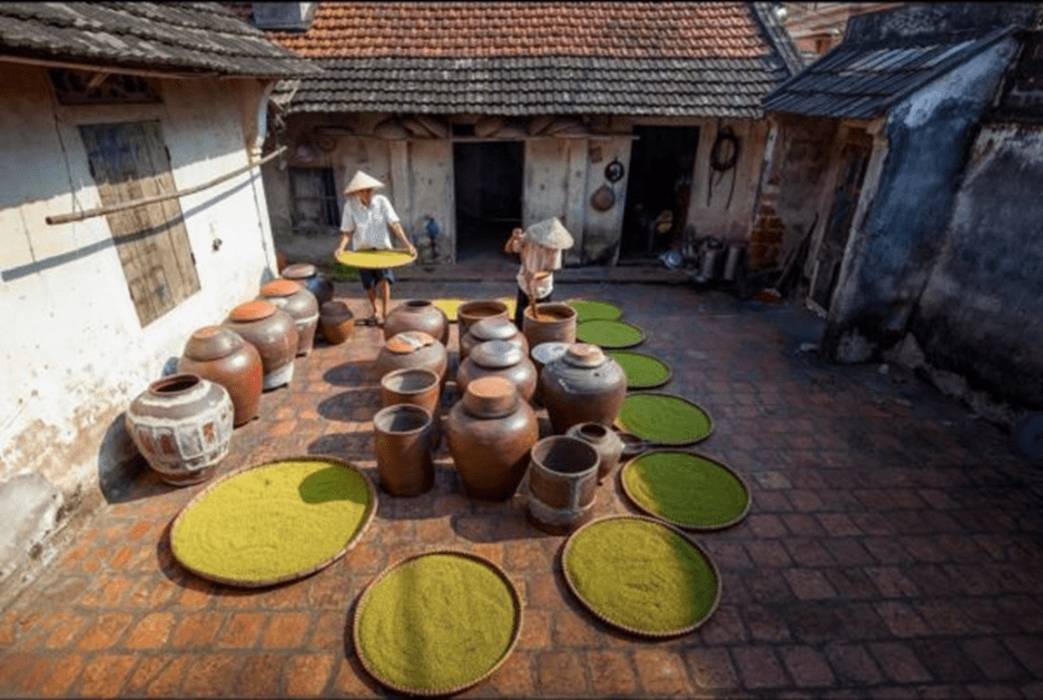 Hình ảnh người dân Đường Lâm đang làm tương Hình ảnh người dân Đường Lâm đang làm tương