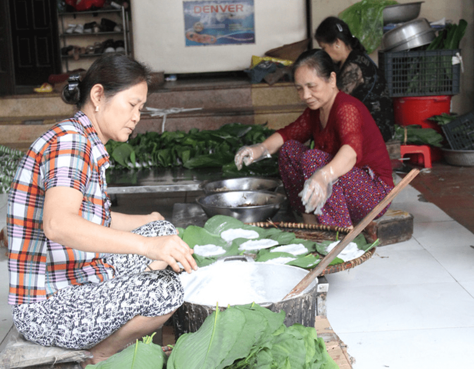 Công đoạn quấy bột cuối cùng để gói bánh tẻ Phú Nhi - Sơn Tây Công đoạn quấy bột cuối cùng để gói bánh tẻ Phú Nhi - Sơn Tây