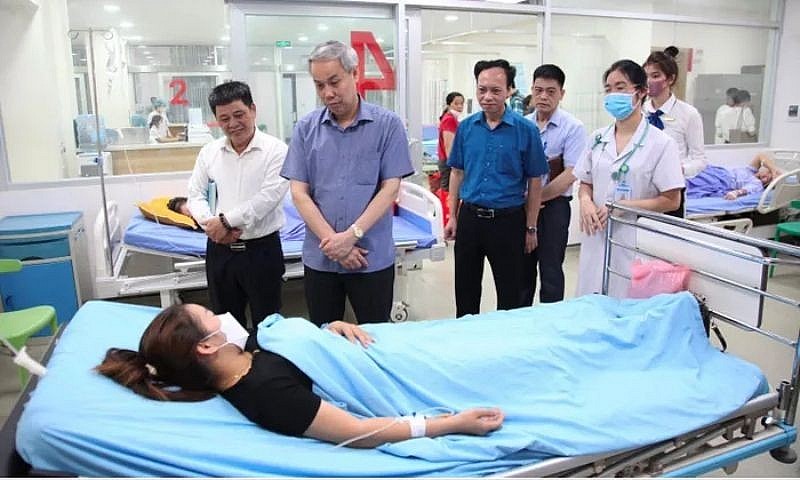 Thủ tướng chỉ đạo tập trung cứu chữa người bị ngộ độc ở Vĩnh Phúc và làm rõ nguyên nhân Thủ tướng chỉ đạo tập trung cứu chữa người bị ngộ độc ở Vĩnh Phúc và làm rõ nguyên nhân