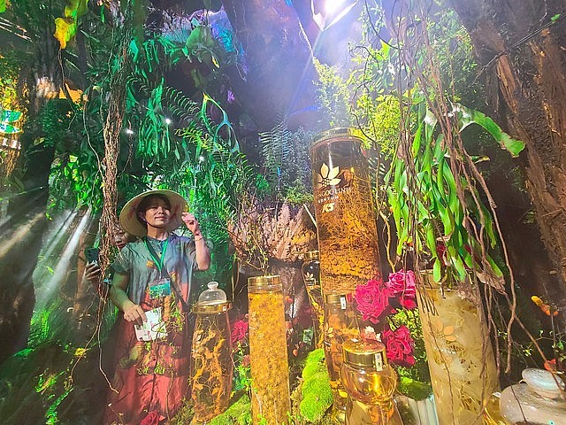 Du khách tham quan các sản phẩm từ sâm. Ảnh: VGP/LA Du khách tham quan các sản phẩm từ sâm. Ảnh: VGP/LA