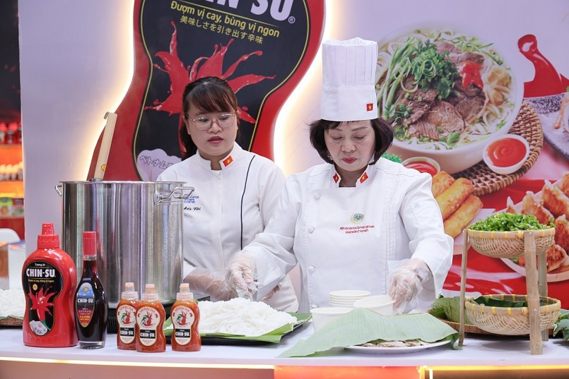 Nghệ nhân Lê Thị Thiết - chủ tịch CLB Phở Nam Định sử dụng nhiều gia vị Chin-su để nấu món phở bò Nghệ nhân Lê Thị Thiết - chủ tịch CLB Phở Nam Định sử dụng nhiều gia vị Chin-su để nấu món phở bò