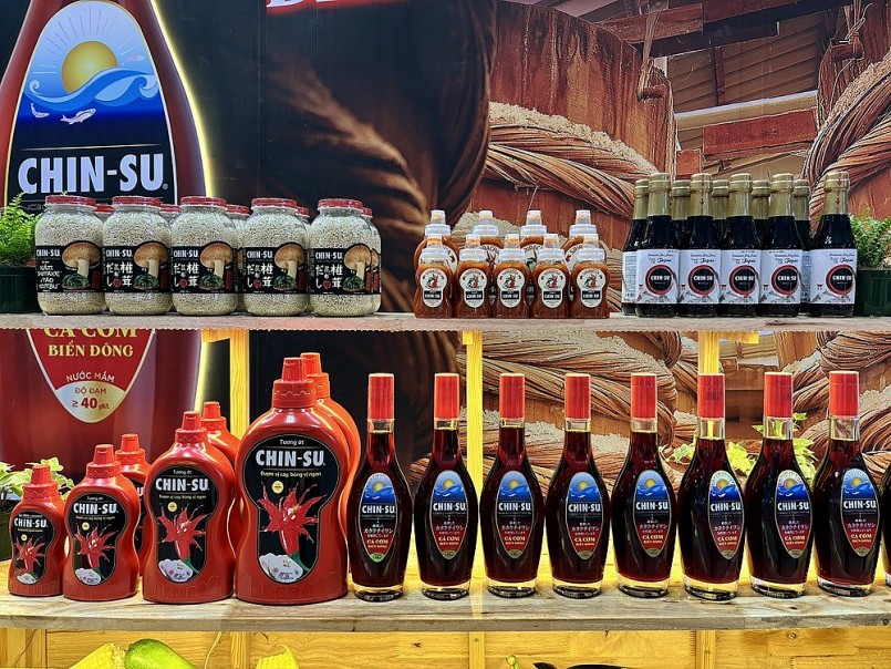 “Bộ sưu tập” gia vị đa dạng gồm nước mắm, hạt nêm, tương ớt, bộ gia vị hạt và bột… được Chin-su giới thiệu tại Triển lãm “Bộ sưu tập” gia vị đa dạng gồm nước mắm, hạt nêm, tương ớt, bộ gia vị hạt và bột… được Chin-su giới thiệu tại Triển lãm