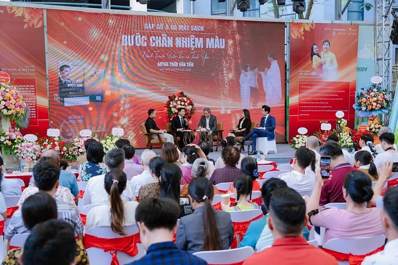 Tự truyện Bước chân nhiệm màu: Mỗi người là minh chứng cho đức tin và tình yêu Tự truyện Bước chân nhiệm màu: Mỗi người là minh chứng cho đức tin và tình yêu