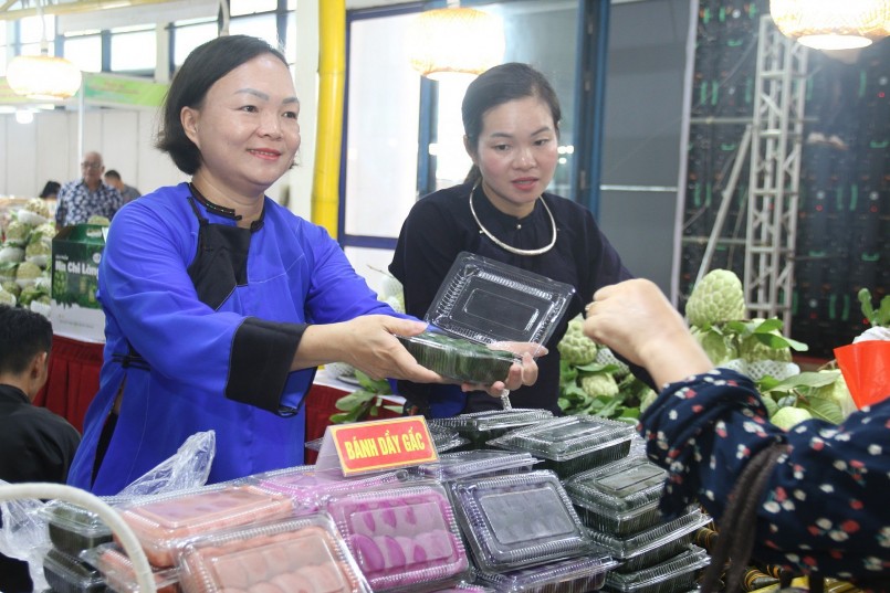 Đa dạng các sản phẩm vùng miền tại phiên chợ nông sản, tuần hàng OCOP Thủ đô Đa dạng các sản phẩm vùng miền tại phiên chợ nông sản, tuần hàng OCOP Thủ đô