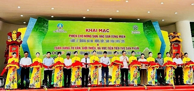 Đa dạng các sản phẩm vùng miền tại phiên chợ nông sản, tuần hàng OCOP Thủ đô Đa dạng các sản phẩm vùng miền tại phiên chợ nông sản, tuần hàng OCOP Thủ đô