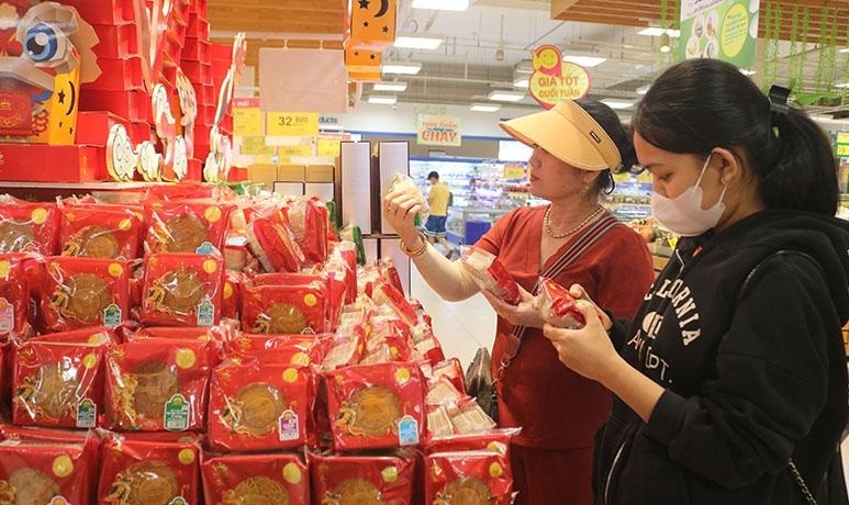 Người tiêu dùng chọn mua bánh trung thu sớm tại Siêu thị Co.opmart Buôn Ma Thuột. Người tiêu dùng chọn mua bánh trung thu sớm tại Siêu thị Co.opmart Buôn Ma Thuột.
