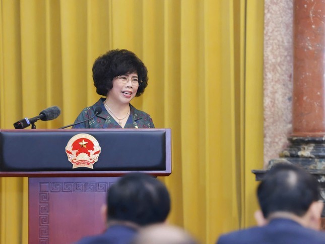 Doanh nhân, Anh hùng lao động Thái Hương phát biểu tại cuộc gặp mặt. Doanh nhân, Anh hùng lao động Thái Hương phát biểu tại cuộc gặp mặt.