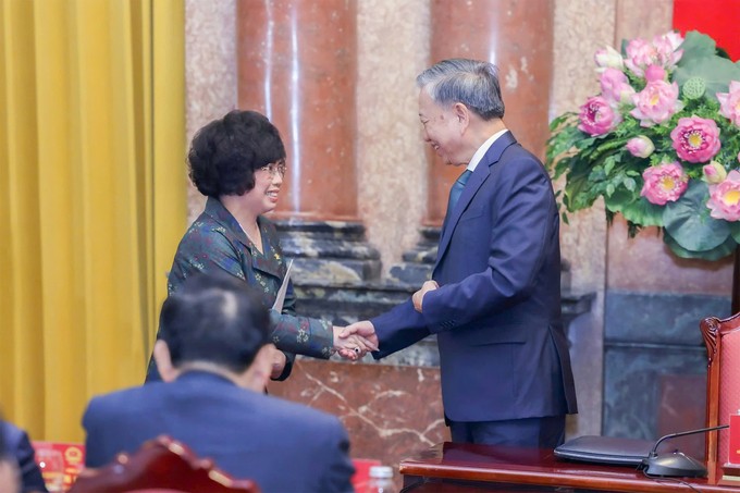 Tổng Bí thư, Chủ tịch nước Tô Lâm chúc mừng doanh nhân tiêu biểu Thái Hương tại Phủ Chủ tịch vào ngày 11/10/2024. Tổng Bí thư, Chủ tịch nước Tô Lâm chúc mừng doanh nhân tiêu biểu Thái Hương tại Phủ Chủ tịch vào ngày 11/10/2024.