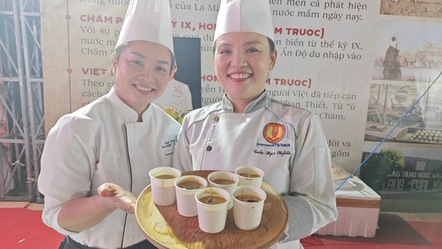 Cà phê nước mắm được các đầu bếp giới thiệu với khách tham dự Lễ hội nước mắm. Cà phê nước mắm được các đầu bếp giới thiệu với khách tham dự Lễ hội nước mắm.