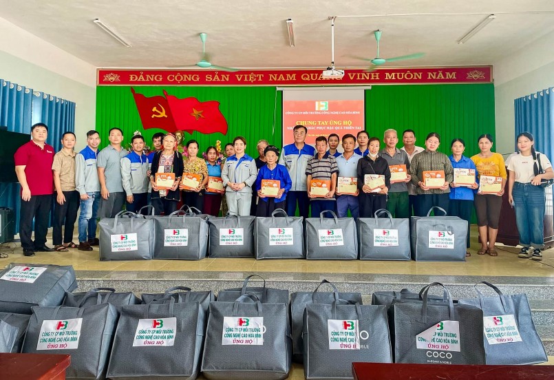 Bà Trương Thị Thuyết, Phó Chủ tịch HĐQT CNC trao quà cho các hộ dân bị mất nhà tại xã Phan Thanh (Lục Yên – Yên Bái). Bà Trương Thị Thuyết, Phó Chủ tịch HĐQT CNC trao quà cho các hộ dân bị mất nhà tại xã Phan Thanh (Lục Yên – Yên Bái).