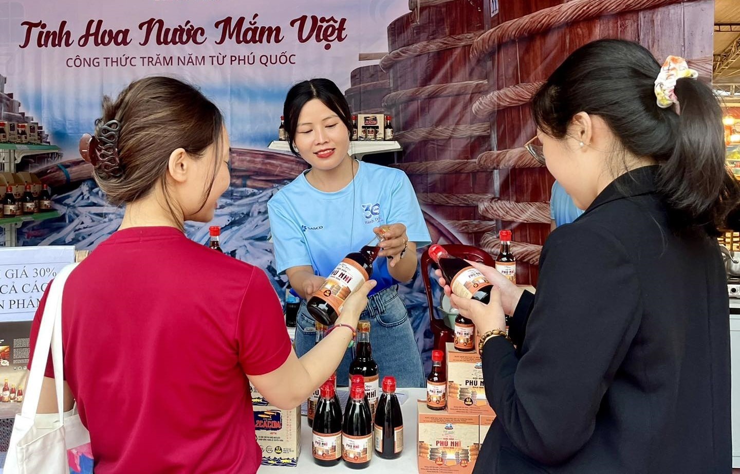 Lễ hội Nước mắm lần thứ I năm 2024 giới thiệu, tôn vinh tinh hoa nước mắm truyền thống Việt. Ảnh: H.P Lễ hội Nước mắm lần thứ I năm 2024 giới thiệu, tôn vinh tinh hoa nước mắm truyền thống Việt. Ảnh: H.P