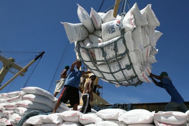 Việt Nam vẫn chi lượng tiền rất lớn để nhập khẩu gạo. Việt Nam vẫn chi lượng tiền rất lớn để nhập khẩu gạo.