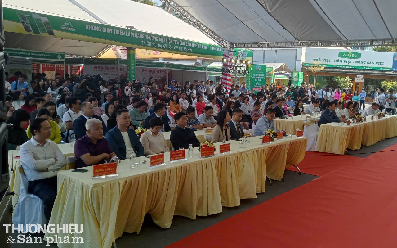 Các vị đại biểu tham dự Hội chợ triển lãm Nông nghiệp Quốc tế AgroViet 2024. Các vị đại biểu tham dự Hội chợ triển lãm Nông nghiệp Quốc tế AgroViet 2024.