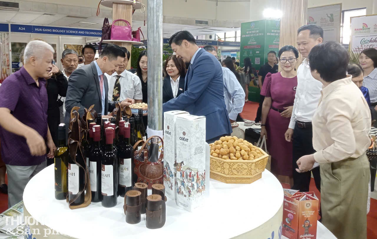 ông Nguyễn Minh Tiến và các vị đại biểu thăm quan một gian hàng của nước Mông Cổ. ông Nguyễn Minh Tiến và các vị đại biểu thăm quan một gian hàng của nước Mông Cổ.