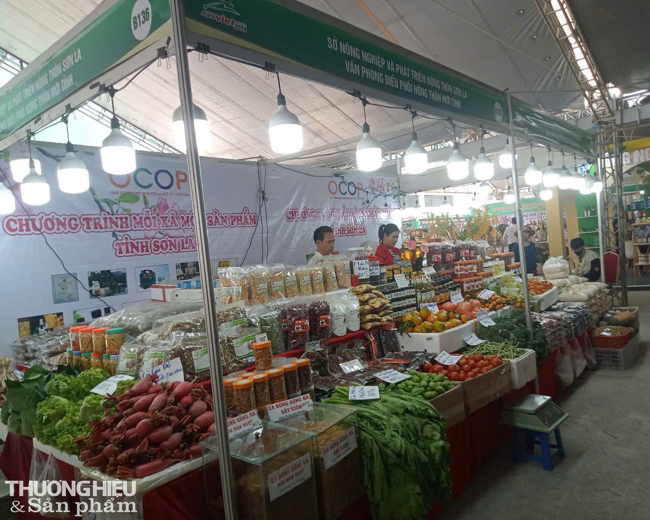 Gian hàng trưng bày những sản phẩm nông nghiệp của tỉnh Sơn La tại Hội chợ triển lãm Nông nghiệp Quốc tế AgroViet 2024. Gian hàng trưng bày những sản phẩm nông nghiệp của tỉnh Sơn La tại Hội chợ triển lãm Nông nghiệp Quốc tế AgroViet 2024.