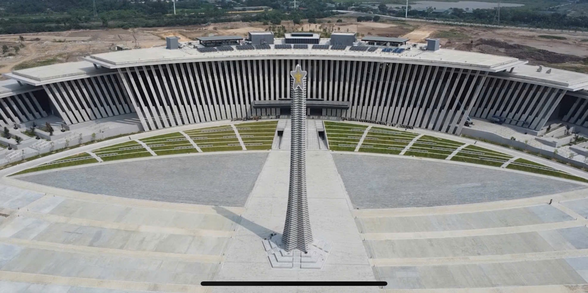 Toàn cảnh Bảo tàng Lịch sử Quân sự Việt Nam nhìn từ phía trước 