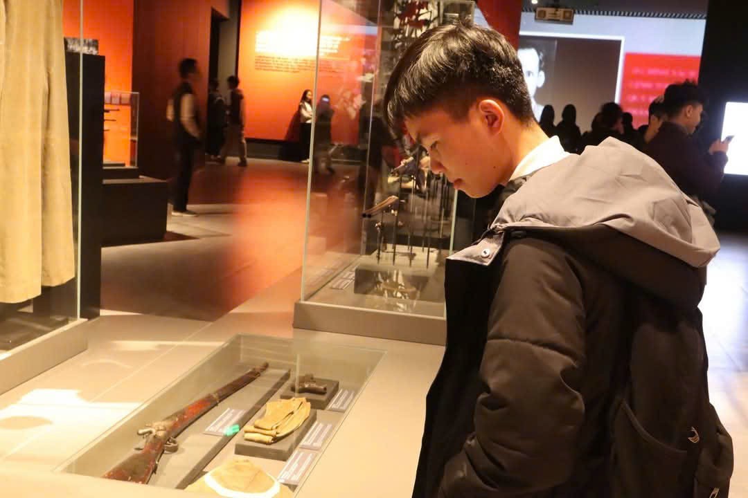 Các bạn trẻ tới tham quan Bảo tàng Lịch sử Quân sự Việt Nam trước thềm ngày thành lập Quân đội Nhân dân Việt Nam (Ảnh: Phan Oanh)