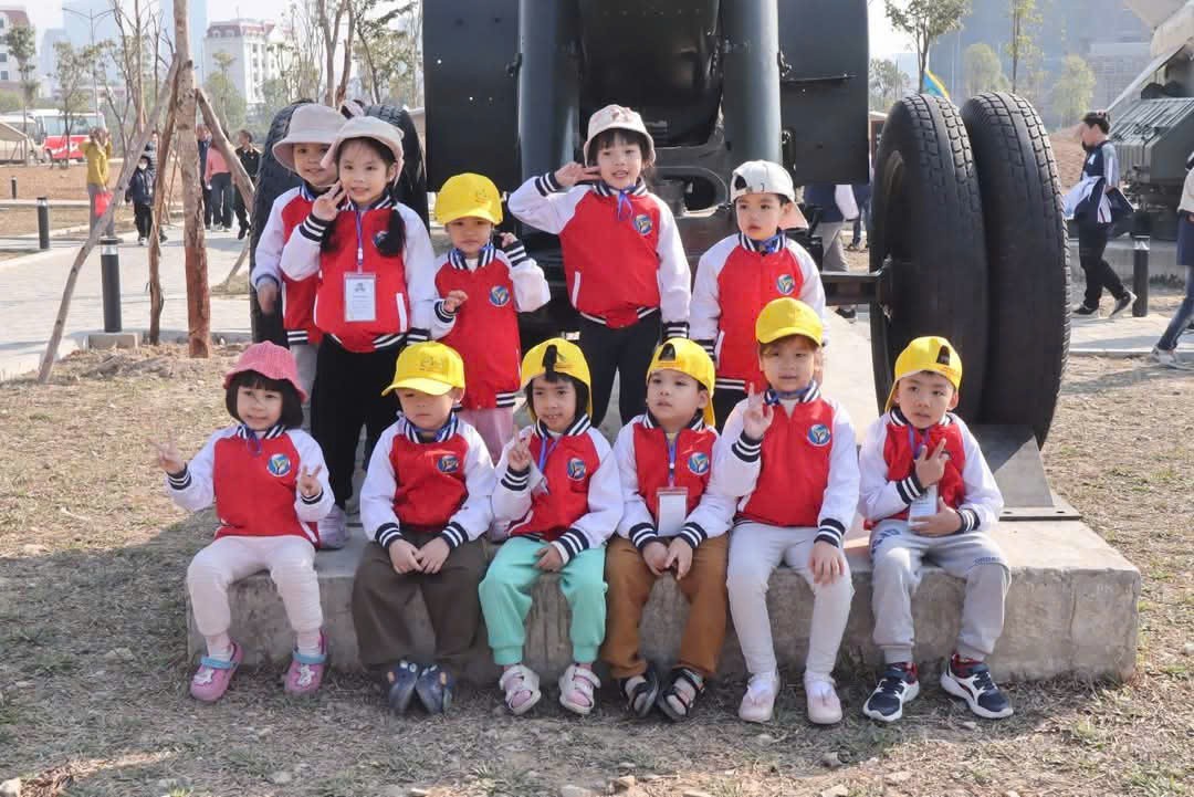 Các bạn nhỏ được nhà trường tổ chức tham quan, chụp ảnh kỷ niệm khi tới Bảo tàng (Ảnh: Phan Oanh)