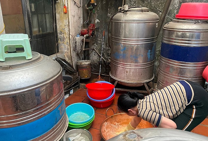 Khu vực sản xuất chật chội và kém vệ sinh của cơ sở sản xuất bánh cốm Khu vực sản xuất chật chội và kém vệ sinh của cơ sở sản xuất bánh cốm