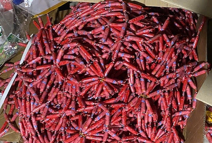 Thu giữ ơn 13 tấn thực phẩm bán cho trẻ em không rõ nguồn gốc bị thu giữ tại Hà Nội Thu giữ ơn 13 tấn thực phẩm bán cho trẻ em không rõ nguồn gốc bị thu giữ tại Hà Nội