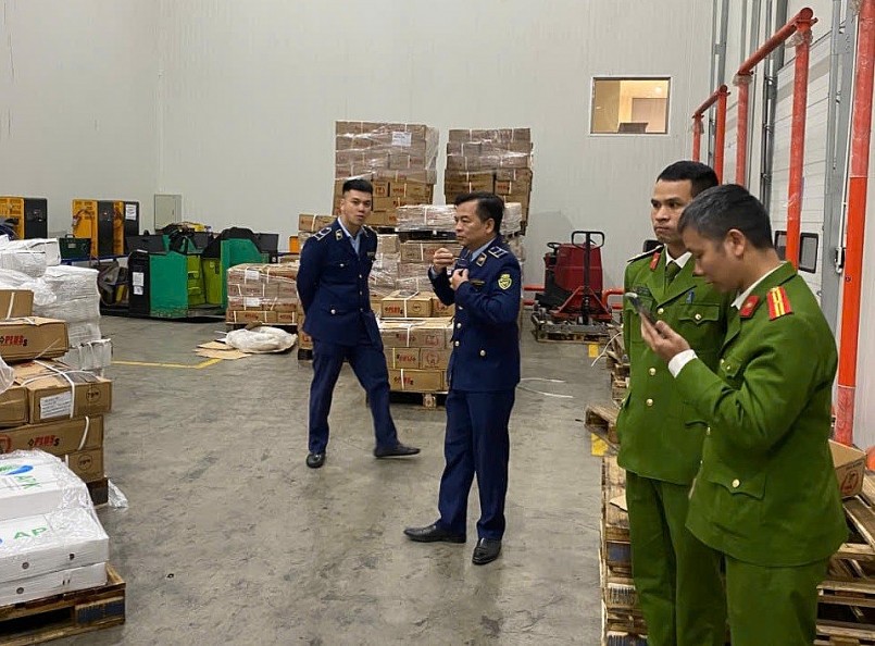 Kho hàng chứa trữ gần 10 tấn thực phẩm đông lạnh là sách bò, dạ dày bò, dạ dày lợn Kho hàng chứa trữ gần 10 tấn thực phẩm đông lạnh là sách bò, dạ dày bò, dạ dày lợn