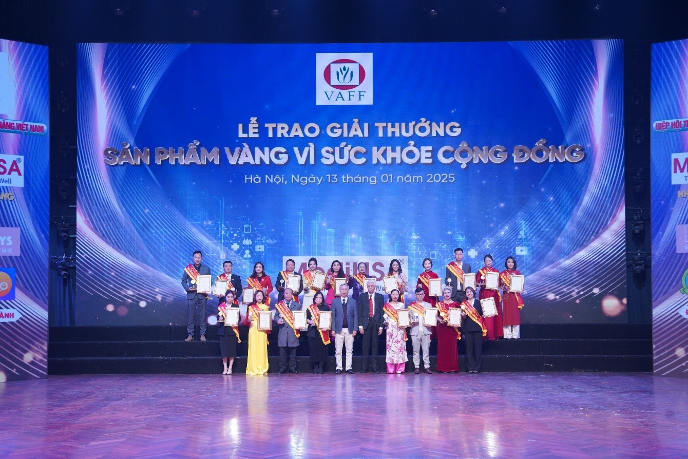 TS. Nguyễn Hùng Long - Phó Cục trưởng Cục An toàn thực phẩm và GS.TS Lê Văn Truyền - Nguyên thứ trưởng Bộ Y tế chụp ảnh lưu niệm với các doanh nghiệp đạt giải. TS. Nguyễn Hùng Long - Phó Cục trưởng Cục An toàn thực phẩm và GS.TS Lê Văn Truyền - Nguyên thứ trưởng Bộ Y tế chụp ảnh lưu niệm với các doanh nghiệp đạt giải.