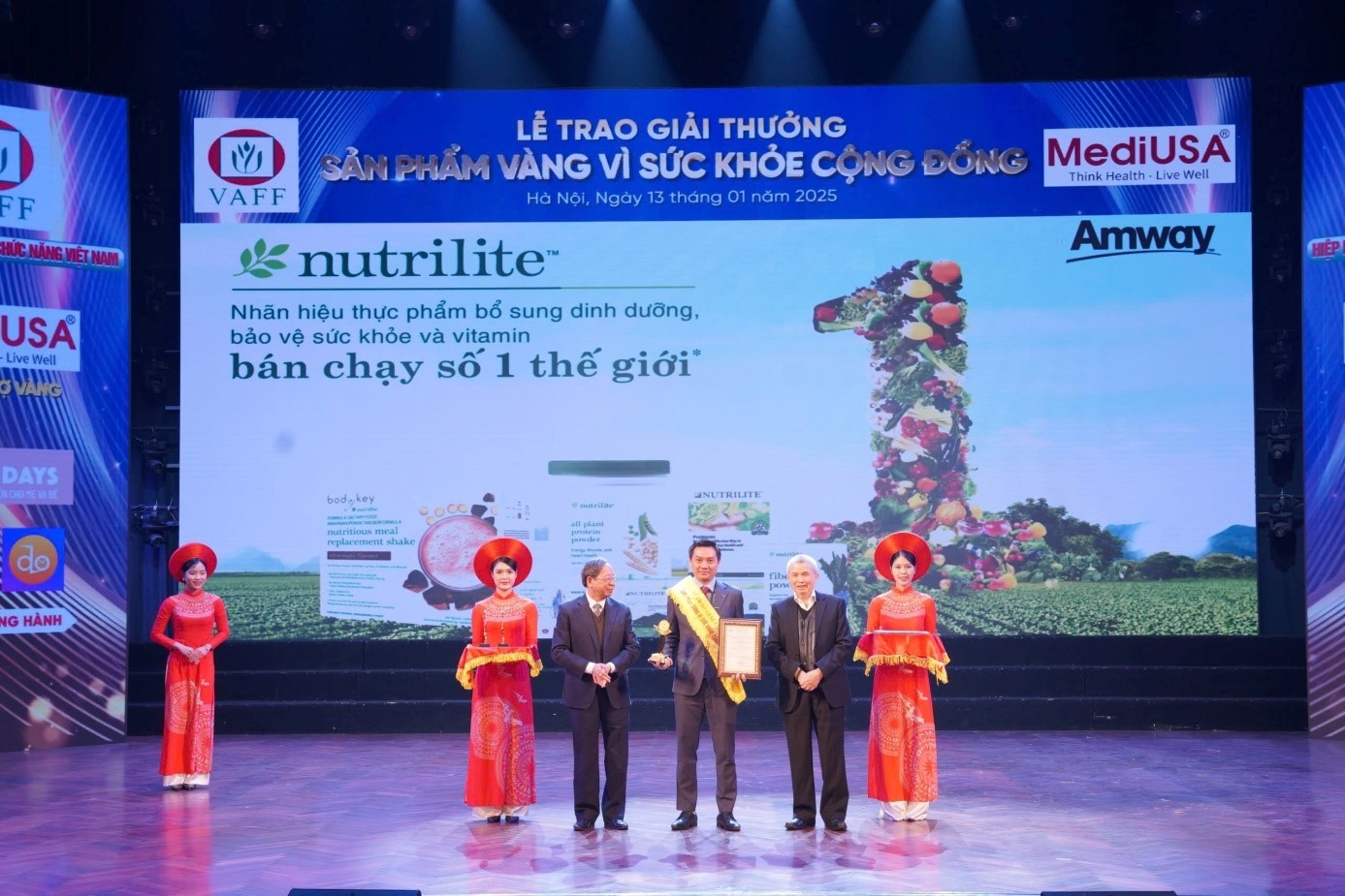 PGS.TS Trần Đáng - Chủ tịch Hiệp hội thực phẩm chức năng Việt Nam và TS. Nguyễn Bá Thủy - Nguyên thứ trưởng Bộ Y tế trao chứng nhận và Cup vàng cho Công ty TNHH Amway Việt Nam PGS.TS Trần Đáng - Chủ tịch Hiệp hội thực phẩm chức năng Việt Nam và TS. Nguyễn Bá Thủy - Nguyên thứ trưởng Bộ Y tế trao chứng nhận và Cup vàng cho Công ty TNHH Amway Việt Nam