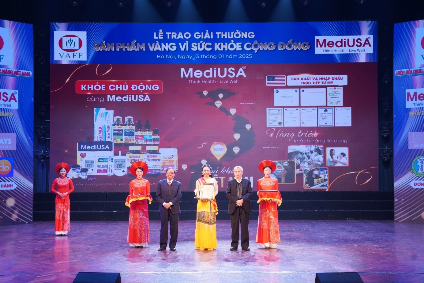 PGS.TS Trần Đáng - Chủ tịch Hiệp hội thực phẩm chức năng Việt Nam và TS. Nguyễn Bá Thủy - Nguyên thứ trưởng Bộ Y tế trao chứng nhận và Huy chương vàng cho Công ty TNHH MediUSA PGS.TS Trần Đáng - Chủ tịch Hiệp hội thực phẩm chức năng Việt Nam và TS. Nguyễn Bá Thủy - Nguyên thứ trưởng Bộ Y tế trao chứng nhận và Huy chương vàng cho Công ty TNHH MediUSA