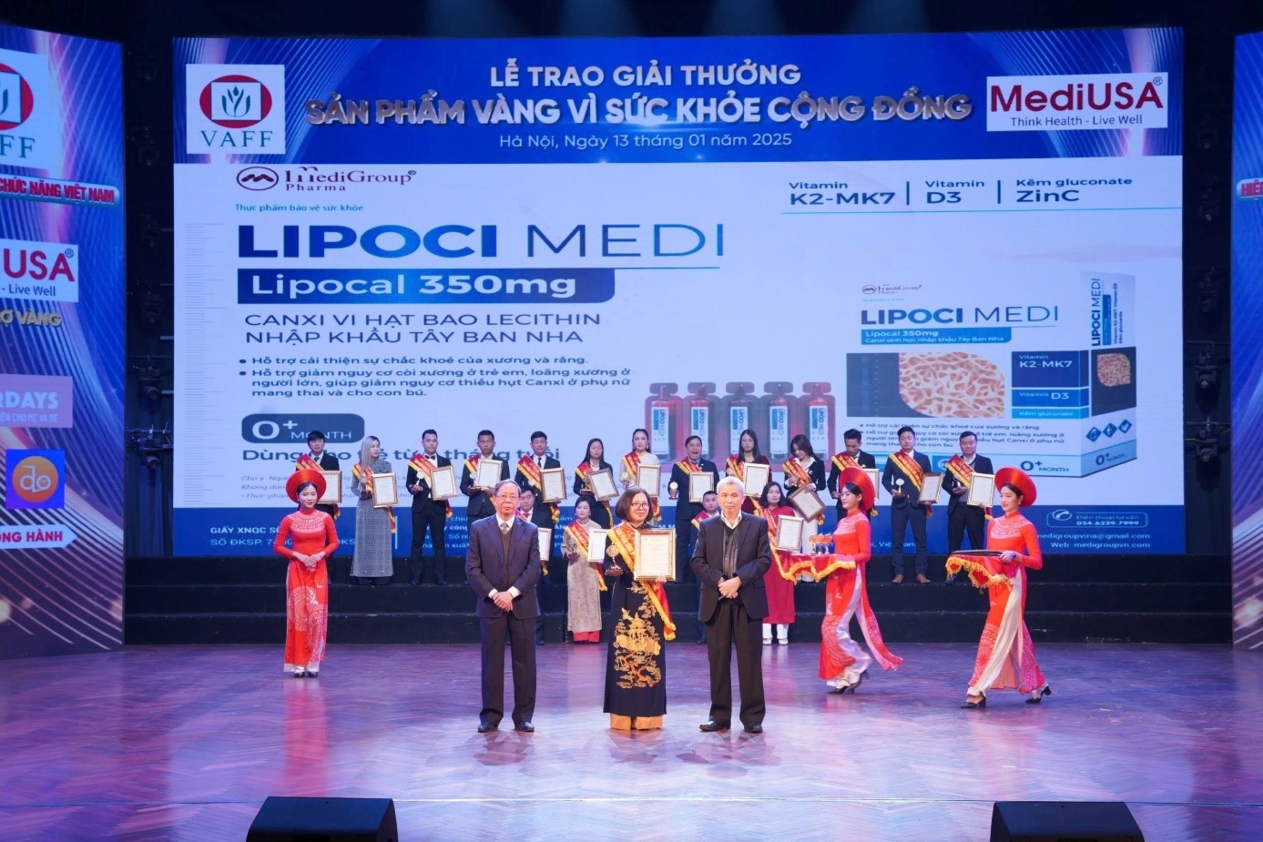 PGS.TS Trần Đáng - Chủ tịch Hiệp hội thực phẩm chức năng Việt Nam và TS. Nguyễn Bá Thủy - Nguyên thứ trưởng Bộ Y tế trao chứng nhận và Huy chương vàng cho Công ty CP Tập đoàn Dược phẩm MediGroup PGS.TS Trần Đáng - Chủ tịch Hiệp hội thực phẩm chức năng Việt Nam và TS. Nguyễn Bá Thủy - Nguyên thứ trưởng Bộ Y tế trao chứng nhận và Huy chương vàng cho Công ty CP Tập đoàn Dược phẩm MediGroup